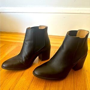 Nisolo Heeled Chelsea Boots in Black — size 6.5